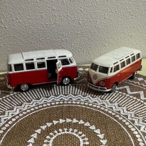 2 Diecast VW Van Samba Bus Set by Maisto